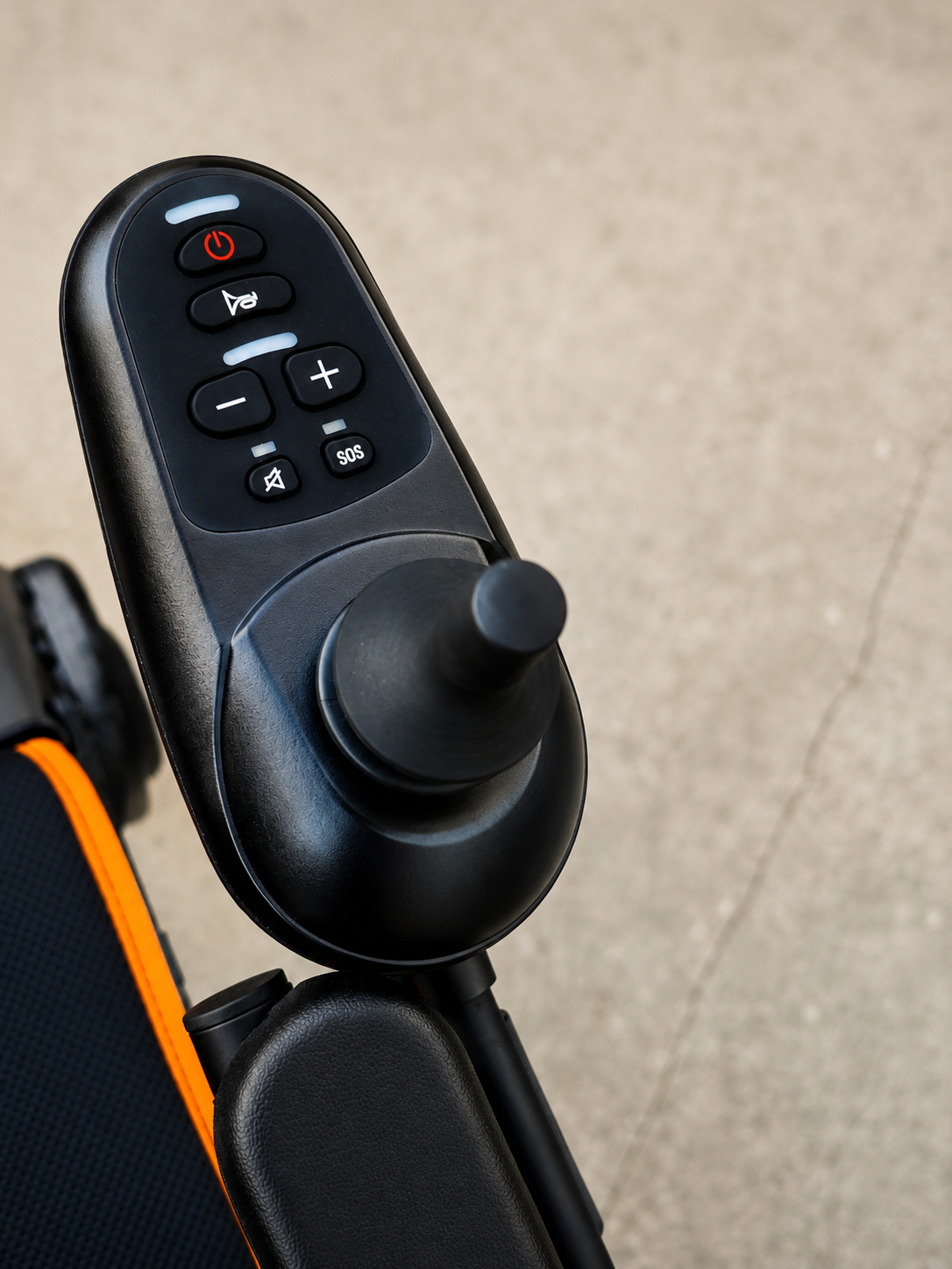 Joystick komanda za upravljanje – krupni plan dugmića i ručice